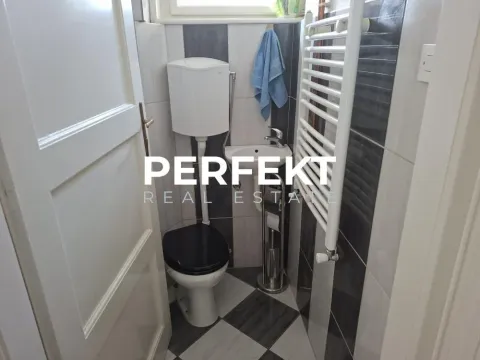 Manje kupatilo sa toaletom, umivaonikom i radijatorom za peškire. - image 13
