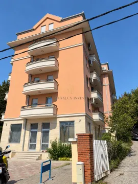 Spoljašnji izgled stambene zgrade sa balkonom i ulazom. - image 16