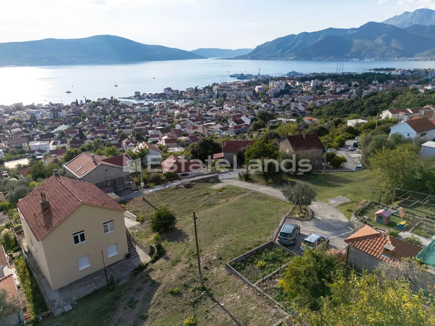 Pogled iz vazduha na grad, more i okolne planine.