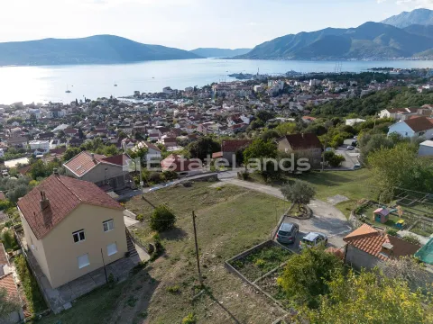 Pogled iz vazduha na grad, more i okolne planine. - image 2