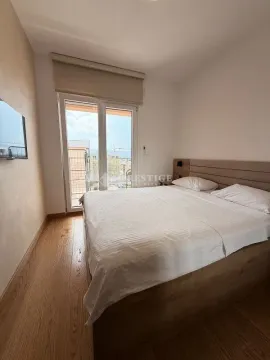 Svjetla spavaća soba sa bračnim krevetom i izlazom na terasu. - image 8