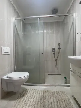 Moderno opremljeno kupatilo sa tuš kabinom, umivaonikom i WC šoljom. - image 6