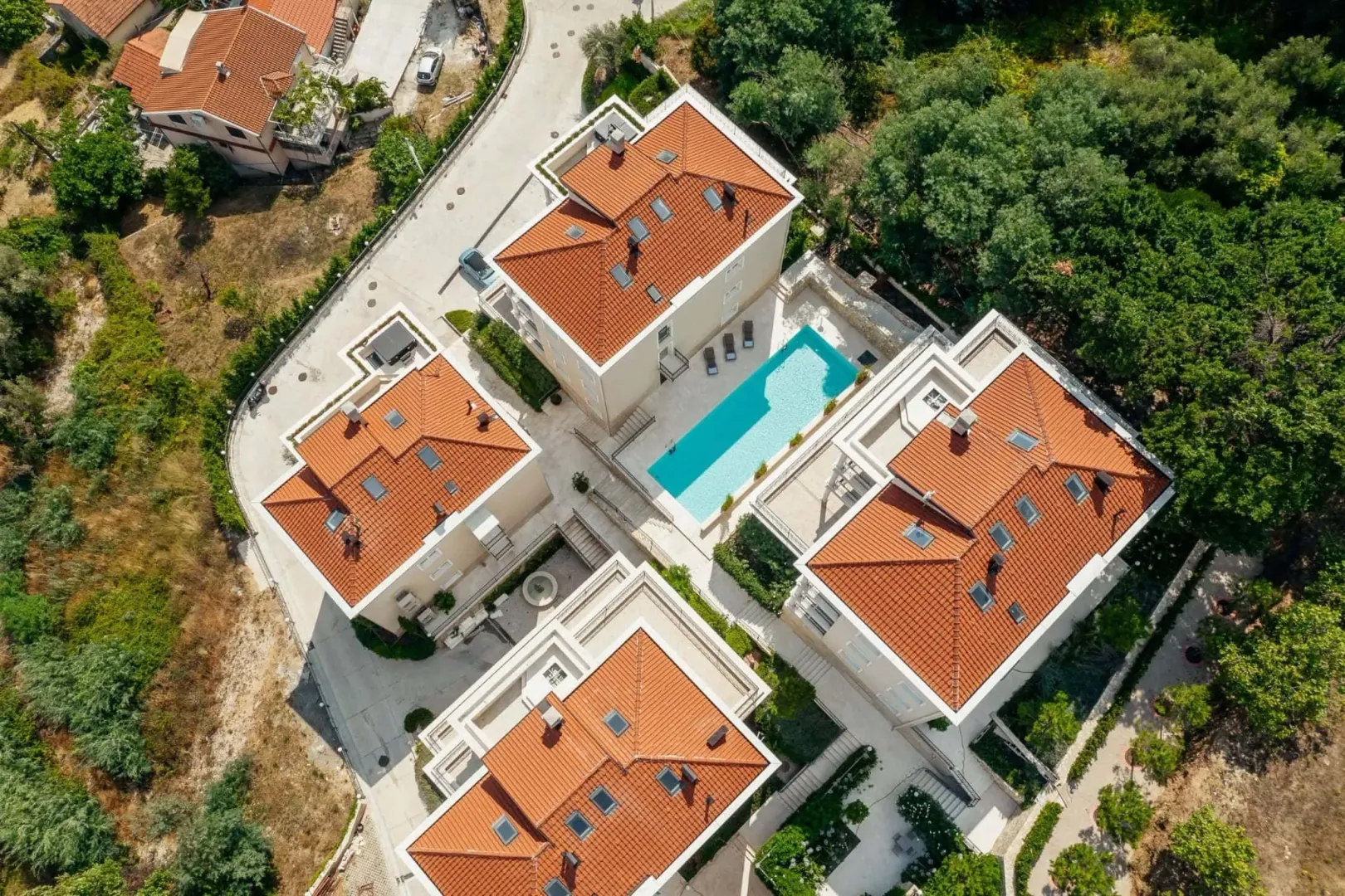 Pogled iz vazduha na stambeni kompleks sa bazenom.