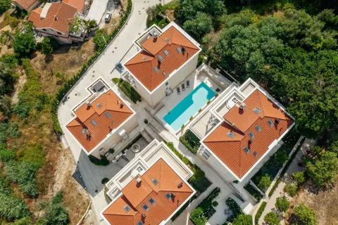 Pogled iz vazduha na stambeni kompleks sa bazenom. - image 3