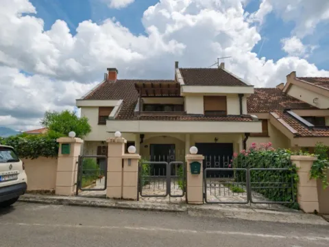 Izdavanje, kuća, 280m2, Gorica C, Podgorica Izdavanje, kuća, 280m2, Gorica C, Podgorica