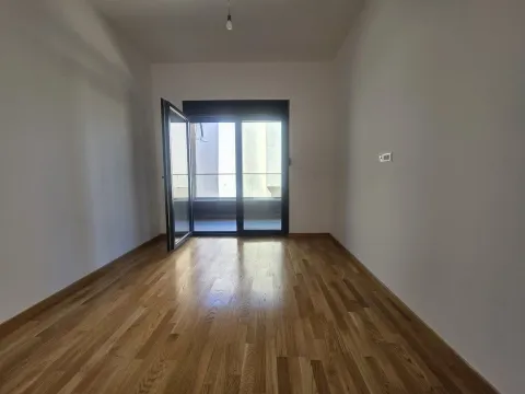 Prazna soba sa parketom i izlazom na terasu. - image 10