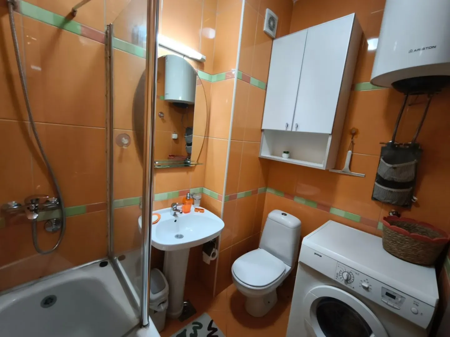 Kupatilo sa tuš kabinom, umivaonikom, WC šoljom i veš mašinom.