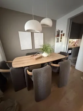 Trpezarija sa drvenim stolom, sivim stolicama i modernim visilicama. - image 4