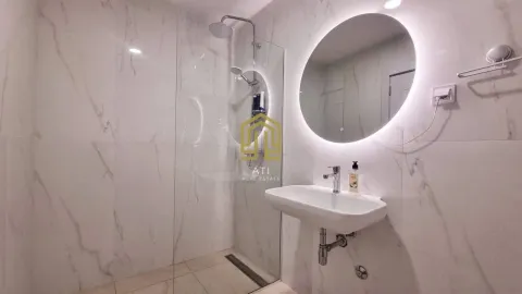 Moderne kupatilo sa tuš kabinom i umivaonikom. - image 8