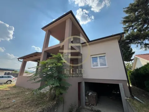 Pogled na spoljašnjost kuće sa natkrivenom terasom i prizemnim delom. - image 5