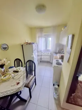 Manja kuhinja sa trpezarijskim stolom i frižiderom. - image 12