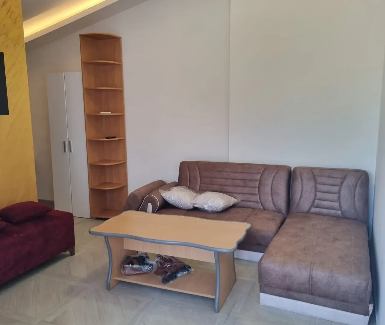 Izdavanje, jednosoban stan, 40m², Tološi, Podgorica