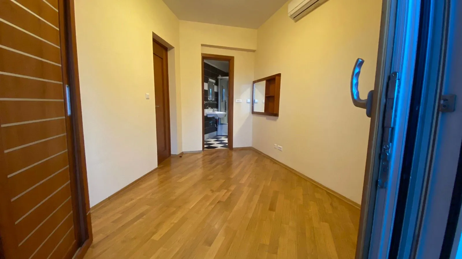 Izdavanje, dvosoban stan, 100m², Centar, Podgorica