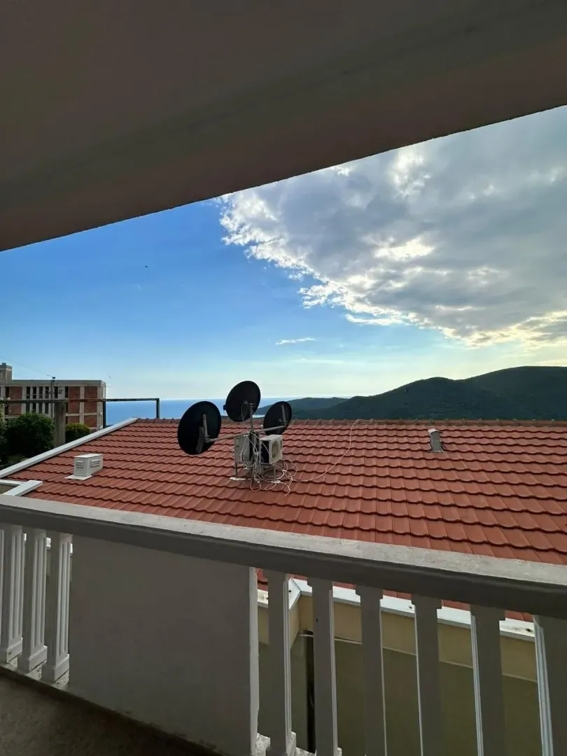 Pogled sa terase na krov, okolna brda i more.