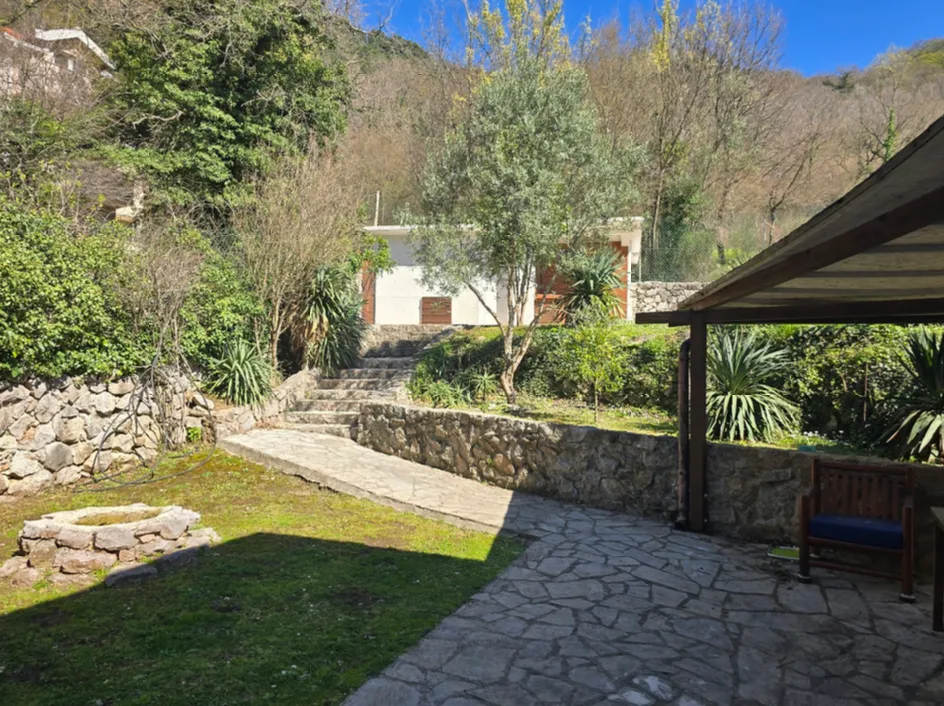Izdavanje, kuća, 160m², Mirac, Kotor