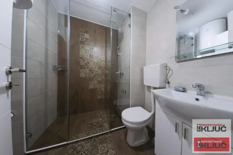 Moderno kupatilo sa tuš kabinom, umivaonikom i toaletom. - image 7