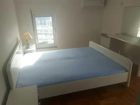 Jednostavna spavaća soba sa bračnim krevetom i prozorom. - image 4