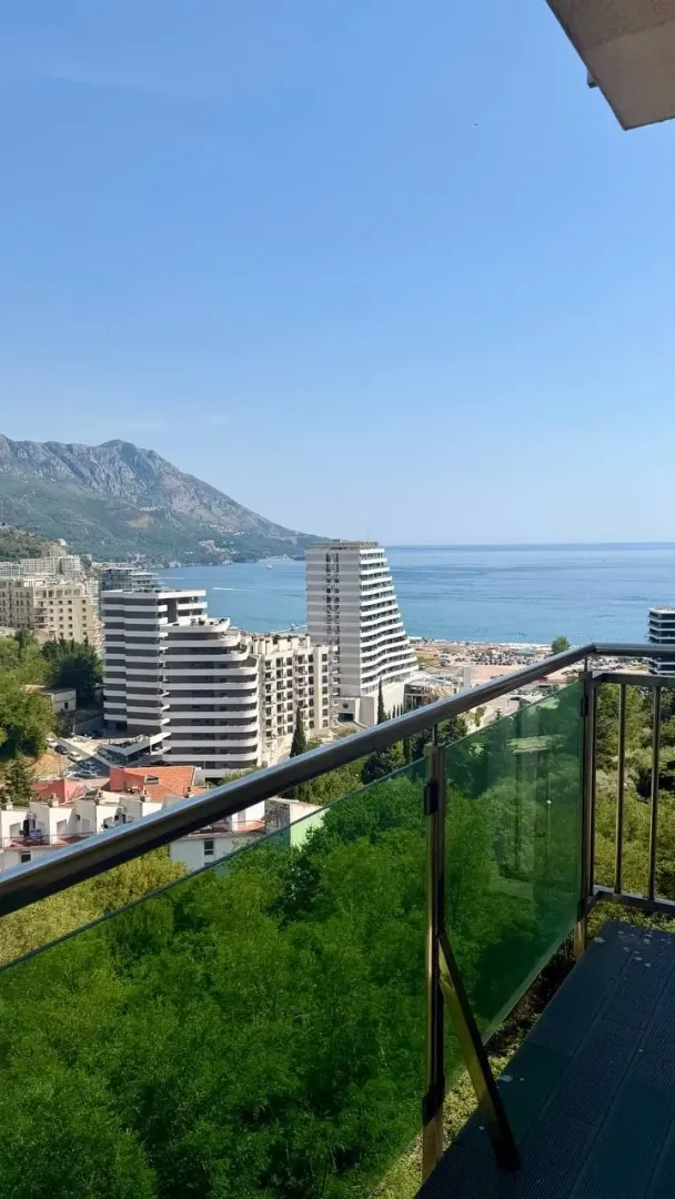 Pogled na more i okolinu sa balkona.
