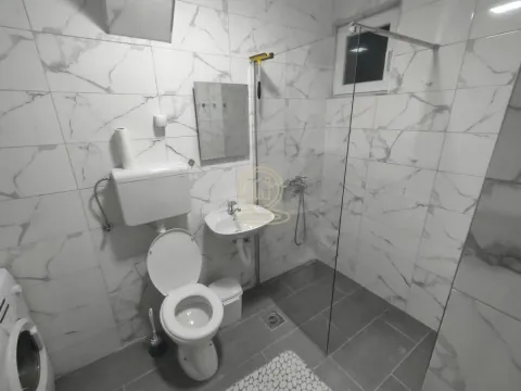 Manje kupatilo obloženo keramičkim pločicama sa tuš kabinom. - image 15