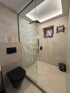Moderno opremljeno kupatilo sa tuš kabinom i crnim sanitarijama. - image 18