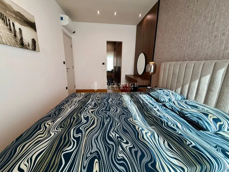 Modern bedroom with a double bed and built-in elements.