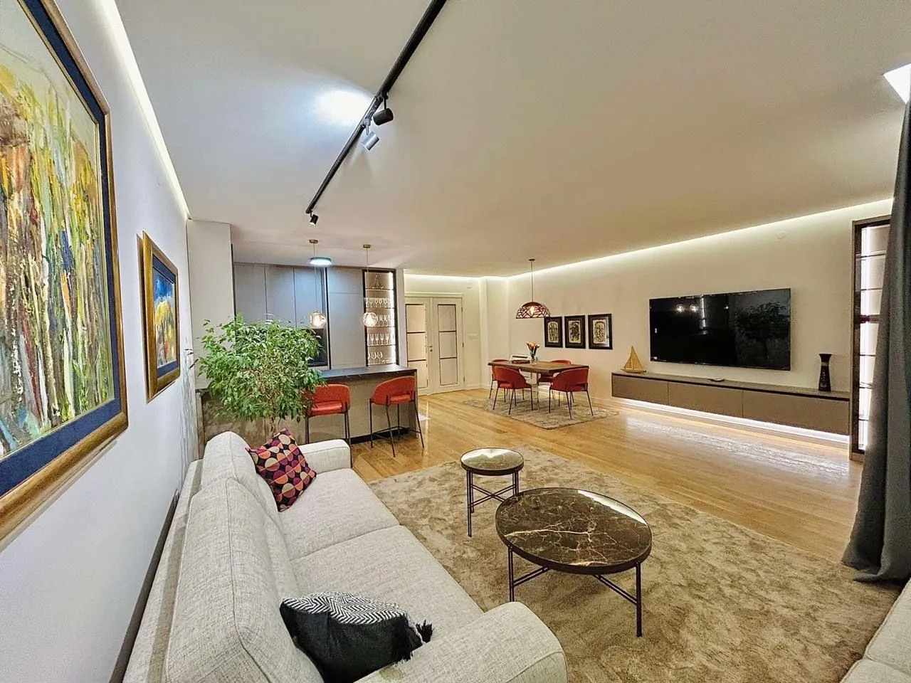 Izdavanje, dvosoban stan, 108m², Central Point, Podgorica