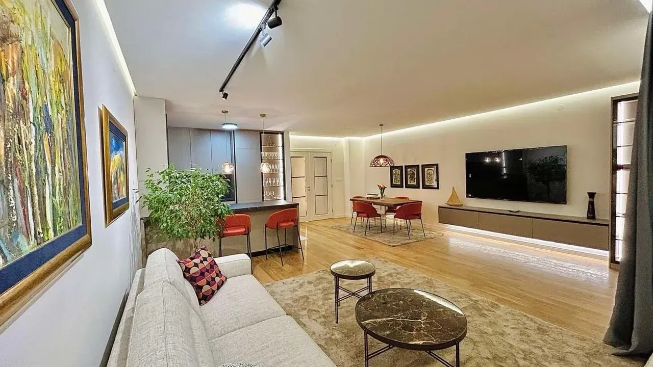 Izdavanje, dvosoban stan, 108m², Central Point, Podgorica