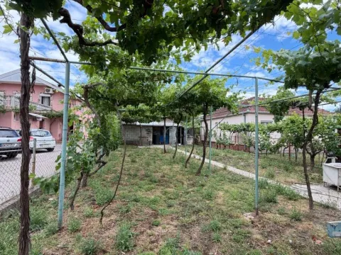Kuća in Tološi