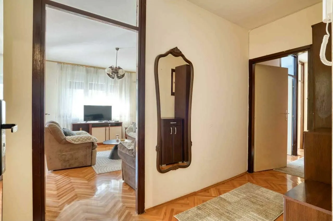 Izdavanje, dvosoban stan, 64m², Centar, Bar