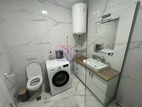 Moderne kupatilo sa veš mašinom, umivaonikom i tuš kabinom. - image 5