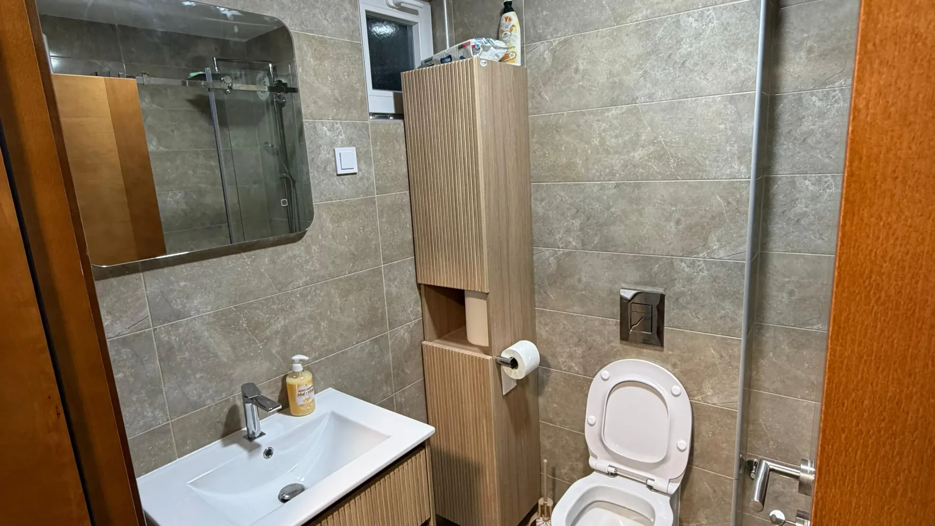 Izdavanje, dvosoban stan, 45m², Centar, Cetinje