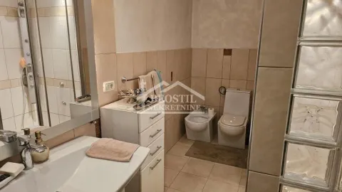 Kupatilo opremljeno umivaonikom, WC šoljom, bideom i tuš kabinom. - image 16