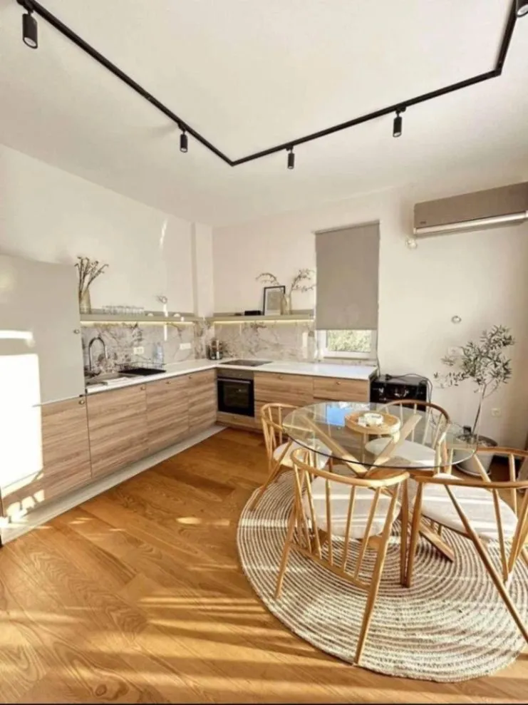 Izdavanje, dvosoban stan, 76m², Pržno, Budva