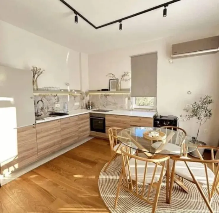 Izdavanje, dvosoban stan, 76m², Pržno, Budva