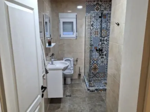 Izdavanje, kuća, 200m², Cijevna, Podgorica - image 11