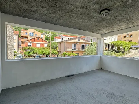 Izdavanje, trosoban stan, 200m², Centar, Tivat - image 8