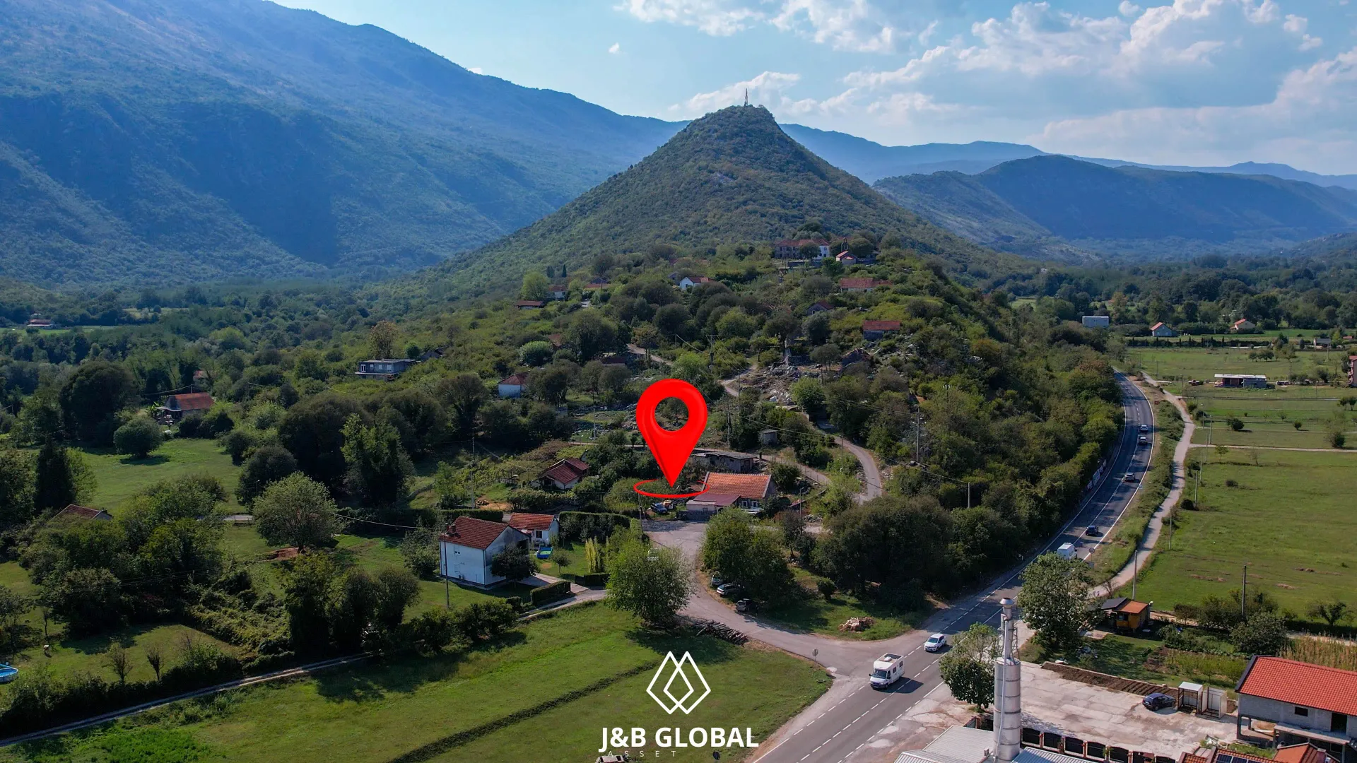 Pogled iz vazduha na lokaciju imanja sa okolinom i planinskim pejzažom.