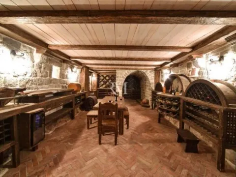 Izdavanje, kuća, 281m², Dub, Kotor - image 11