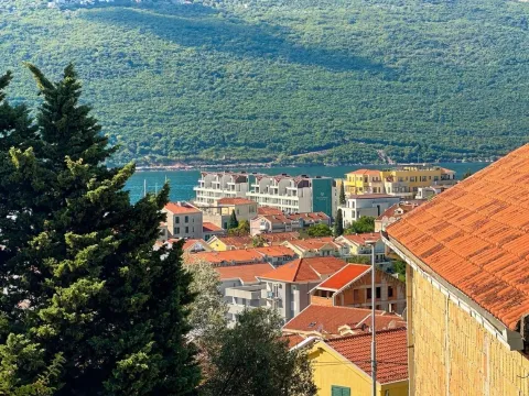 Pogled na grad, more i zelenilo sa terase nekretnine. - image 4