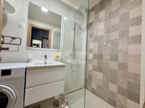 Moderno opremljeno kupatilo sa tuš kabinom, umivaonikom i veš mašinom. - image 10