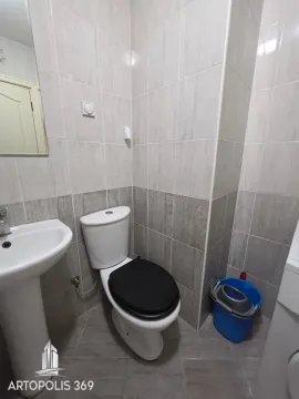 Manje kupatilo sa umivaonikom, šoljom i pločicama u sivoj boji. - image 12