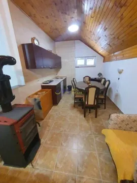 Kuhinja sa trpezarijom i pećom na drva u potkrovlju. - image 4