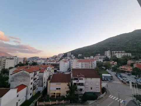 Pogled sa terase na gradsko naselje i brdo. - image 9