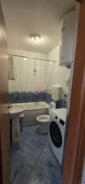Manje kupatilo sa kadom, umivaonikom, toaletom i veš mašinom. - image 5