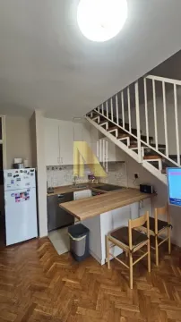 Manja kuhinja sa šankom i trpezarijskim stolicama smeštena ispod stepeništa. - image 2