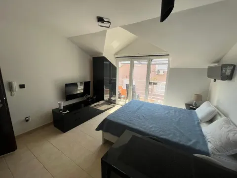 Rent, studio apartment, 25m², Petrovac, Budva