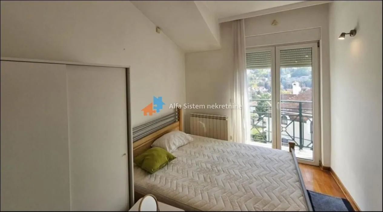 Bedroom with a double bed and access to the terrace.