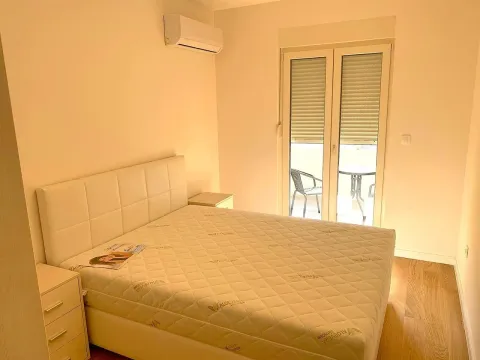 Spavaća soba sa bračnim krevetom i izlazom na terasu. - image 4