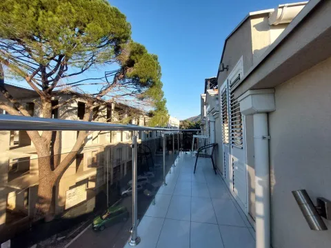 Izdavanje, dvosoban stan, 80m², Centar, Tivat - image 19