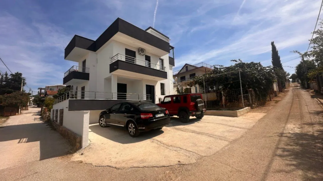 Izdavanje, kuća, 238m², Dobre Vode, Bar